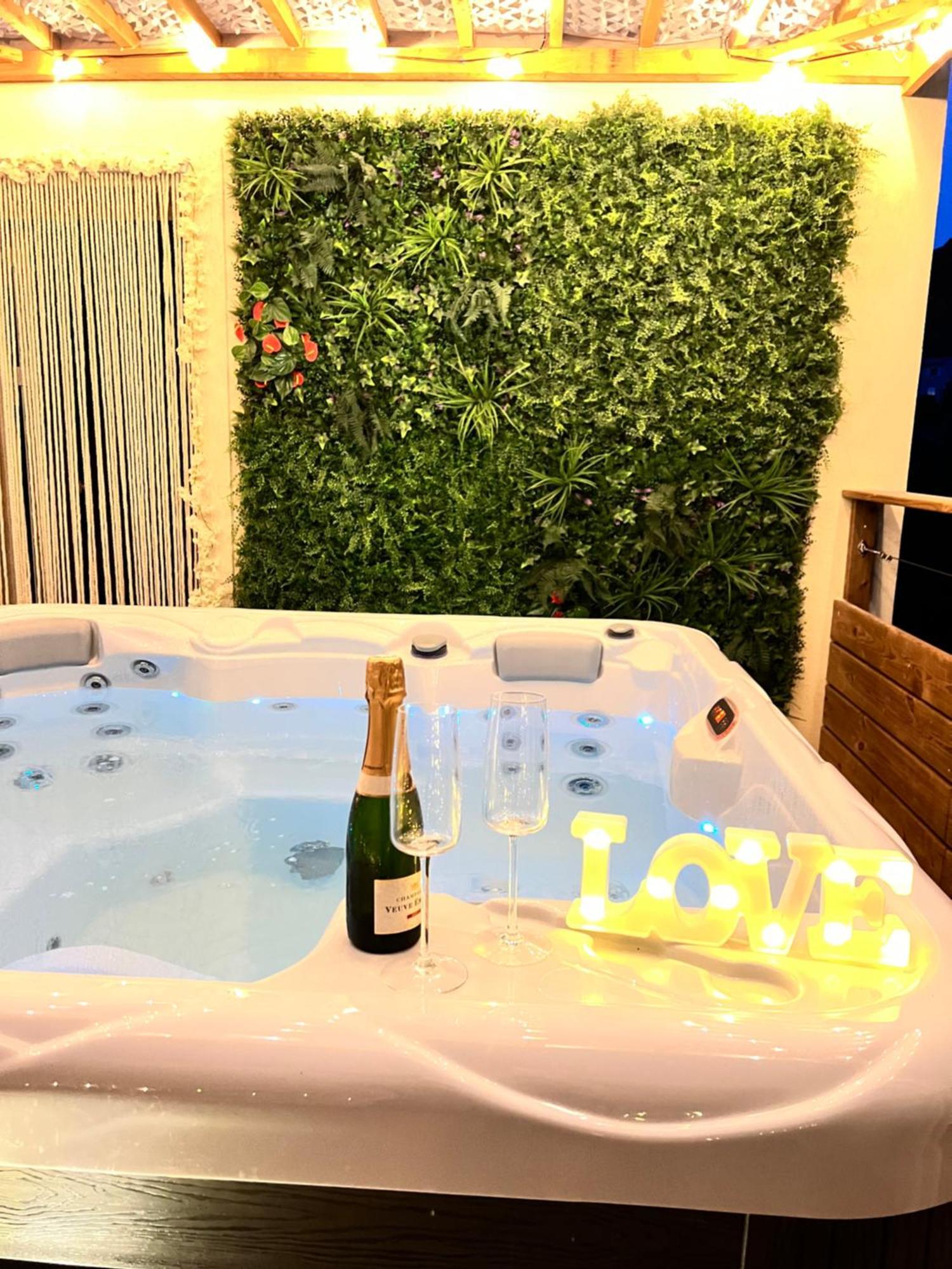 Love Room Tente Lodge Spa Mfg Chez C&C, Exclusivement Reservee Aux Adultes Cantaron Экстерьер фото